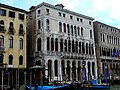 "Loredan" Palace (ground floor and 1st level Byzantine architecture, 12th-13th century; balcony and other levels 16th century) at Canal Grande in Venice (41443729360).jpg